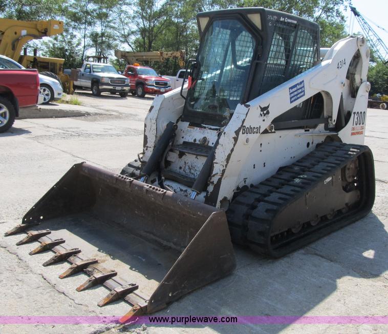 image for item Z9132 2003 Bobcat T300 skid steer