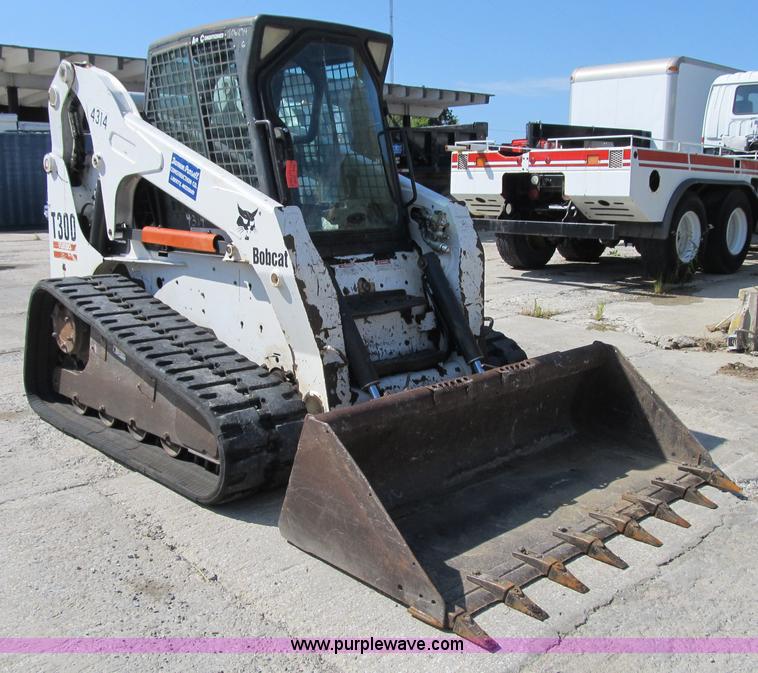 image for item Z9132 2003 Bobcat T300 skid steer