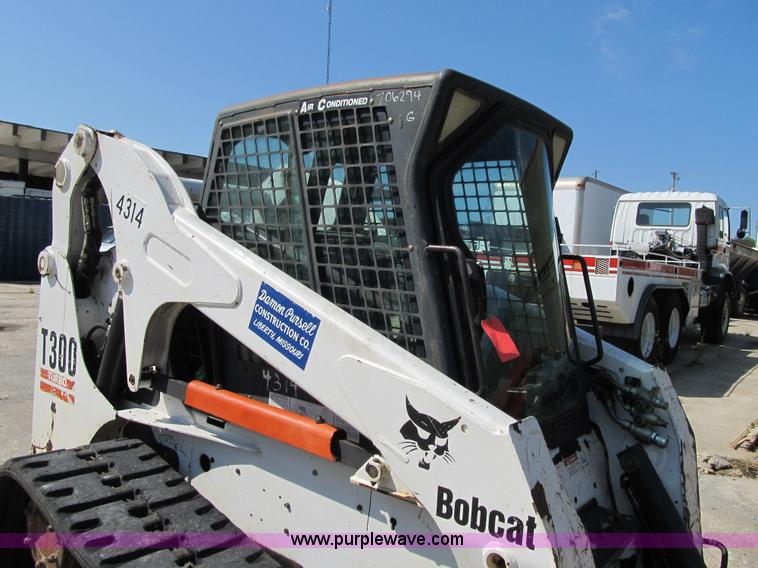 image for item Z9132 2003 Bobcat T300 skid steer