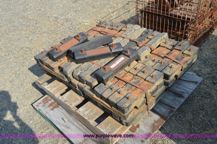image for item Z9286 Approximately 80 rubber track pads for excavator
