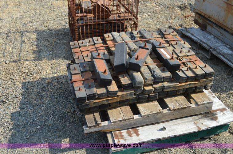 image for item Z9286 Approximately 80 rubber track pads for excavator