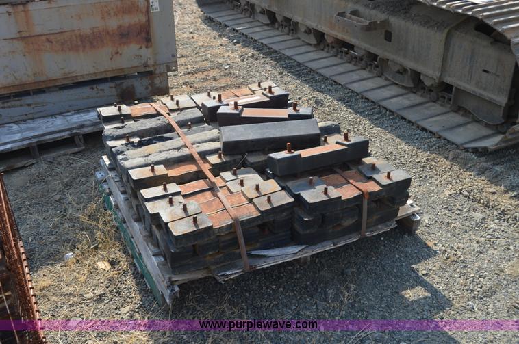 image for item Z9286 Approximately 80 rubber track pads for excavator