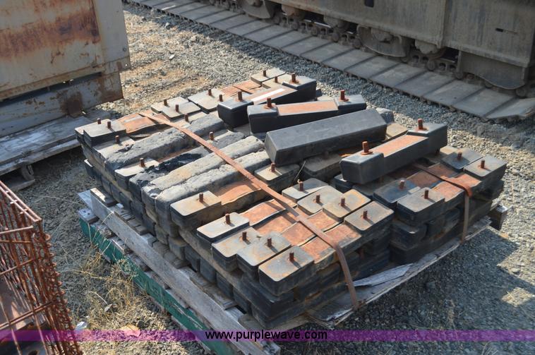 image for item Z9286 Approximately 80 rubber track pads for excavator
