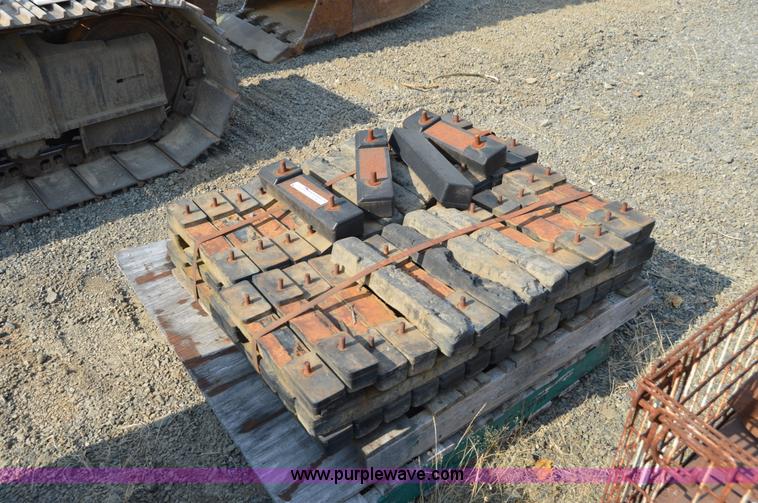 image for item Z9286 Approximately 80 rubber track pads for excavator