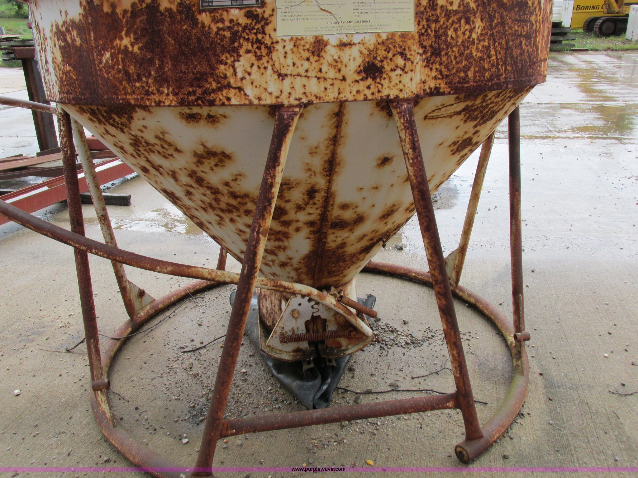 Garbo concrete bucket in Columbia, MO | Item I8916 sold | Purple Wave