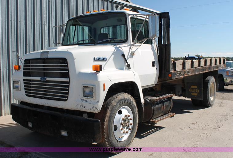 image for item AJ9269 1994 Ford LN9000 flatbed truck