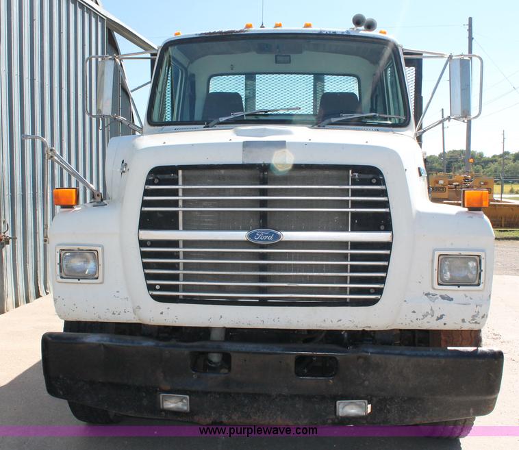 image for item AJ9269 1994 Ford LN9000 flatbed truck