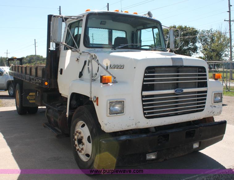 image for item AJ9269 1994 Ford LN9000 flatbed truck