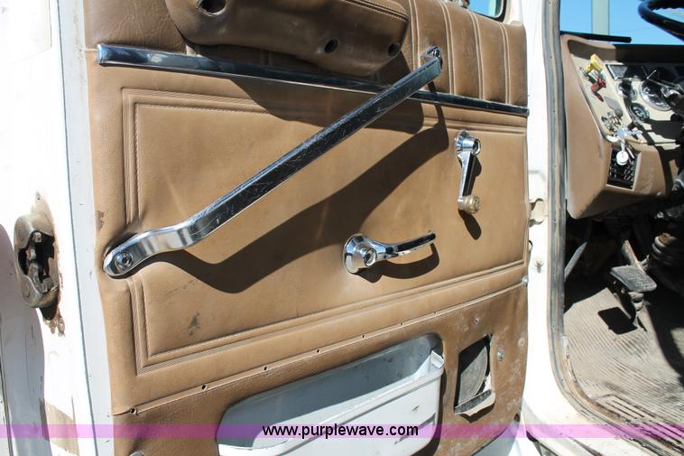 image for item AJ9269 1994 Ford LN9000 flatbed truck