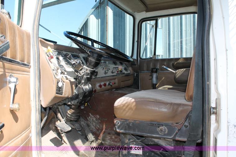 image for item AJ9269 1994 Ford LN9000 flatbed truck