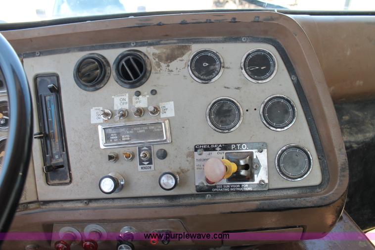 image for item AJ9269 1994 Ford LN9000 flatbed truck