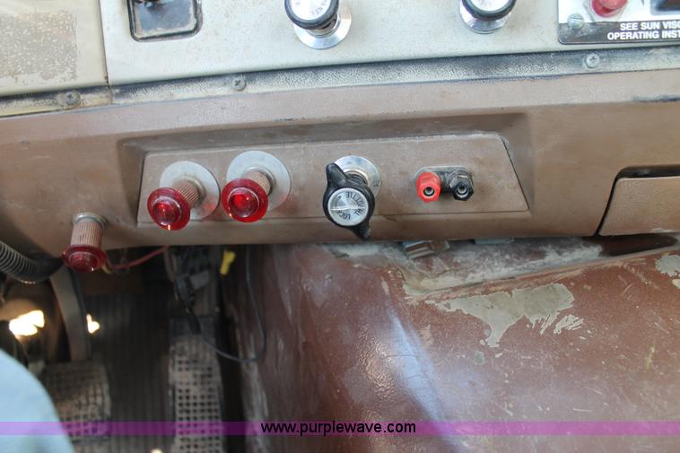 image for item AJ9269 1994 Ford LN9000 flatbed truck