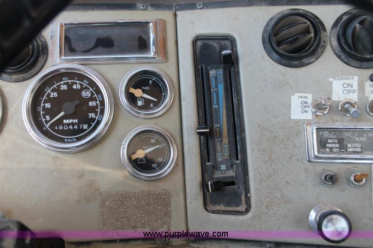 image for item AJ9269 1994 Ford LN9000 flatbed truck