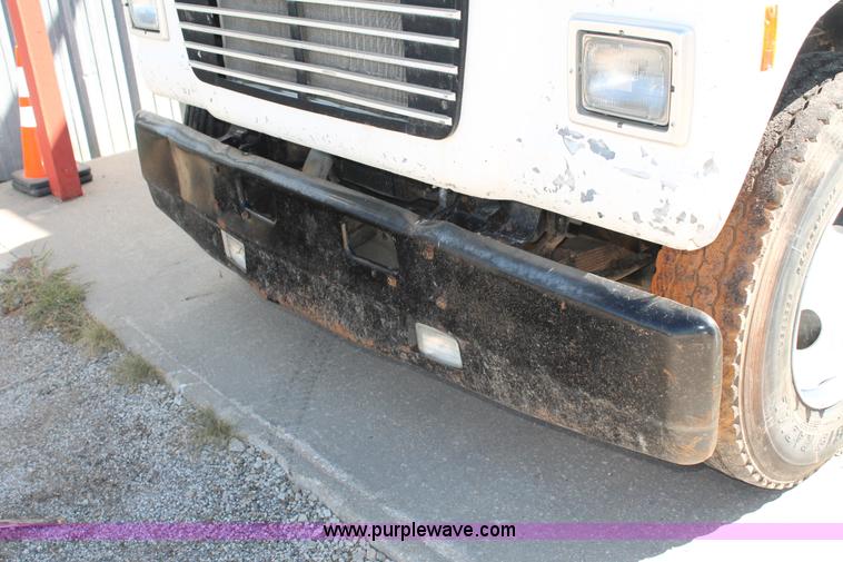 image for item AJ9269 1994 Ford LN9000 flatbed truck