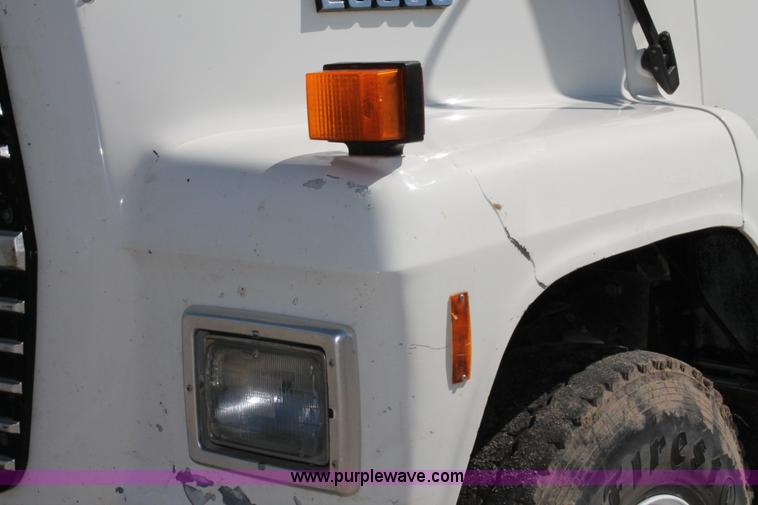 image for item AJ9269 1994 Ford LN9000 flatbed truck