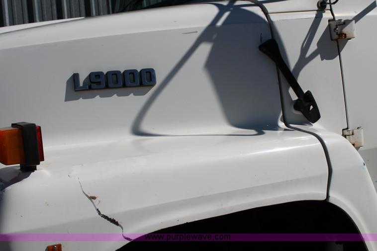 image for item AJ9269 1994 Ford LN9000 flatbed truck