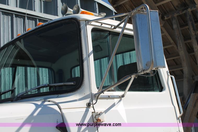 image for item AJ9269 1994 Ford LN9000 flatbed truck