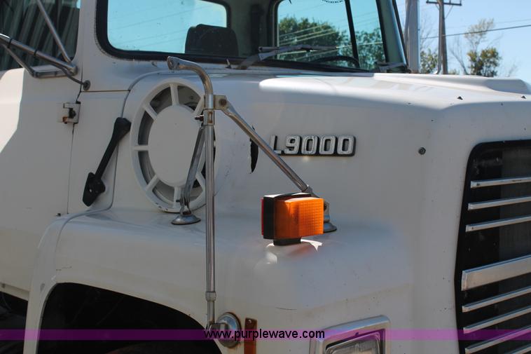 image for item AJ9269 1994 Ford LN9000 flatbed truck