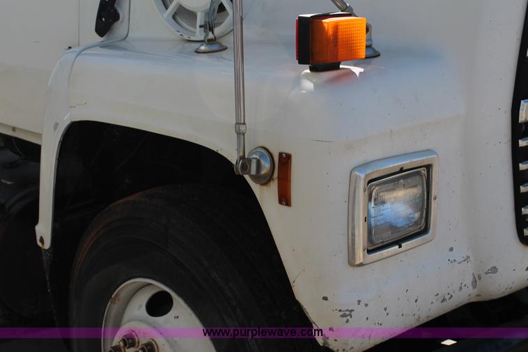 image for item AJ9269 1994 Ford LN9000 flatbed truck