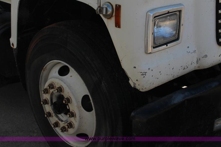 image for item AJ9269 1994 Ford LN9000 flatbed truck