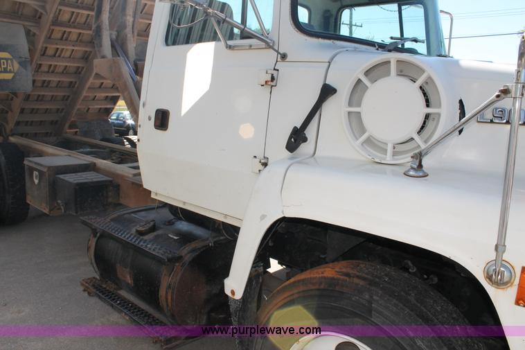 image for item AJ9269 1994 Ford LN9000 flatbed truck