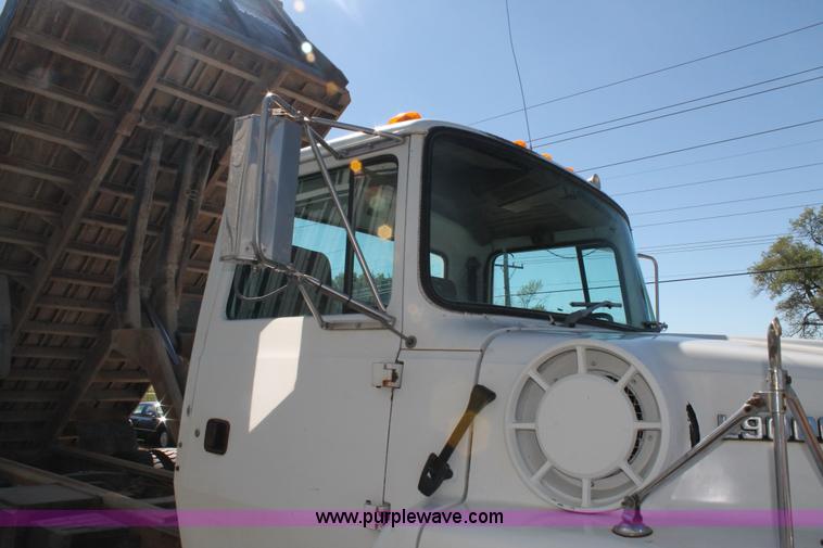 image for item AJ9269 1994 Ford LN9000 flatbed truck