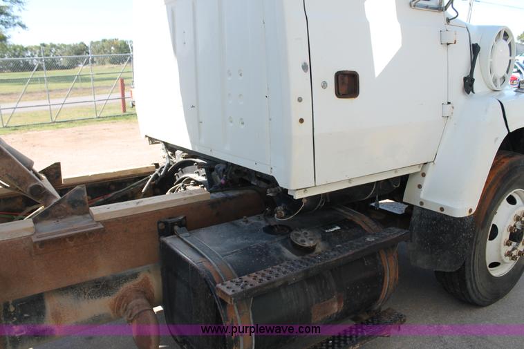 image for item AJ9269 1994 Ford LN9000 flatbed truck