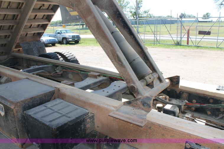 image for item AJ9269 1994 Ford LN9000 flatbed truck