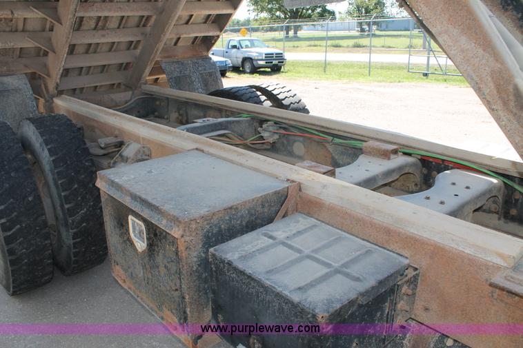 image for item AJ9269 1994 Ford LN9000 flatbed truck