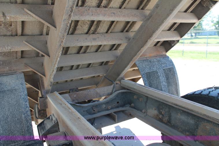 image for item AJ9269 1994 Ford LN9000 flatbed truck