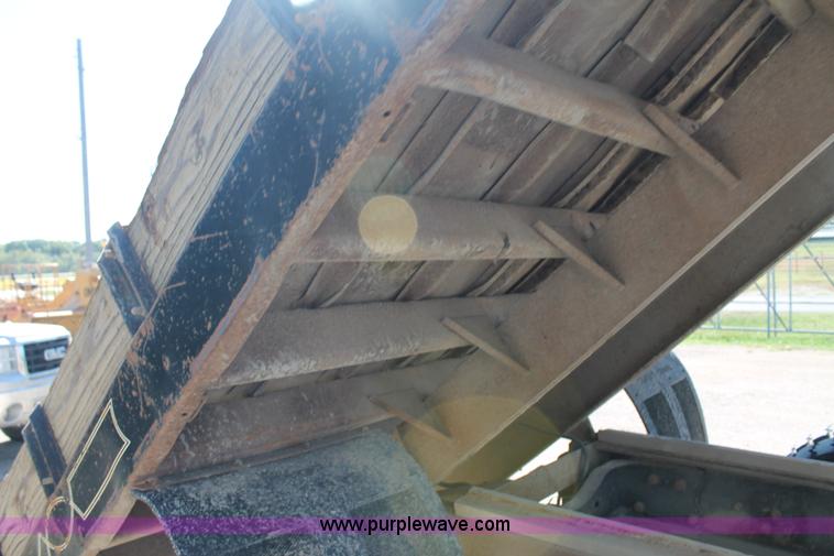 image for item AJ9269 1994 Ford LN9000 flatbed truck