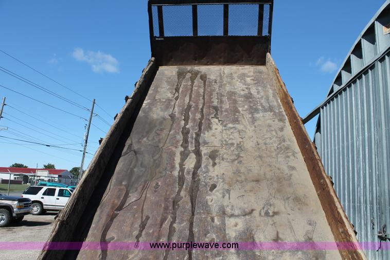 image for item AJ9269 1994 Ford LN9000 flatbed truck