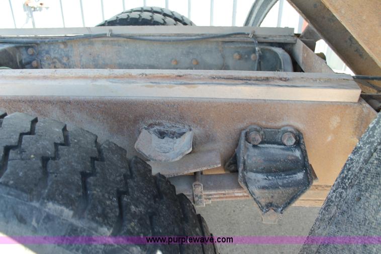 image for item AJ9269 1994 Ford LN9000 flatbed truck