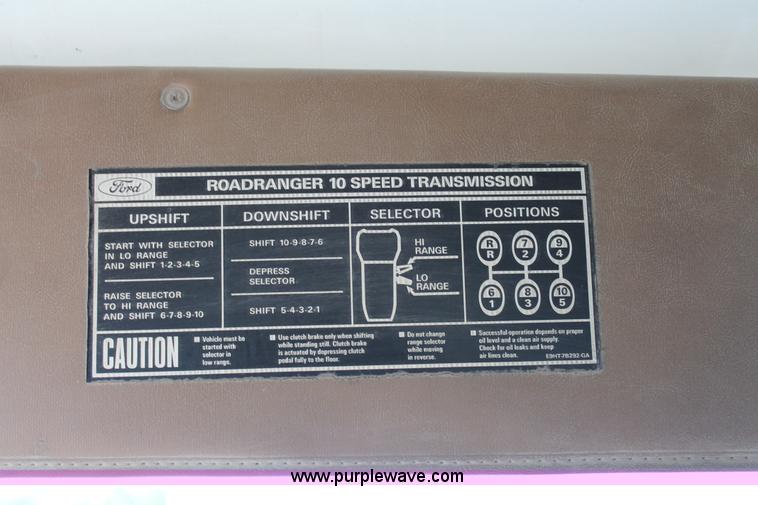 image for item AJ9269 1994 Ford LN9000 flatbed truck