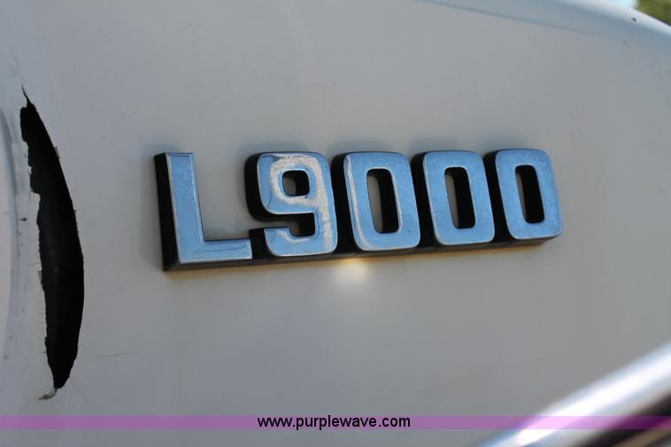 image for item AJ9269 1994 Ford LN9000 flatbed truck