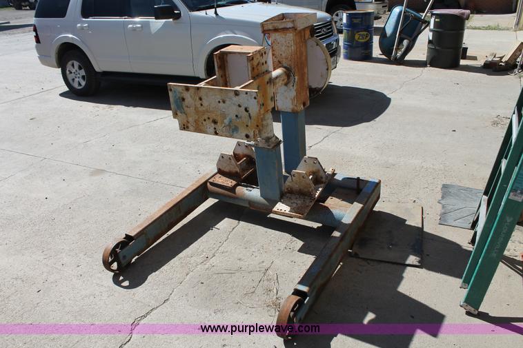 image for item AJ9270 The Revolver engine stand