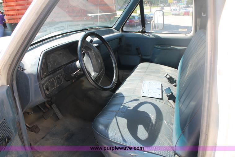 image for item AJ9271 1988 Ford F350 Custom mobile tire changing truck