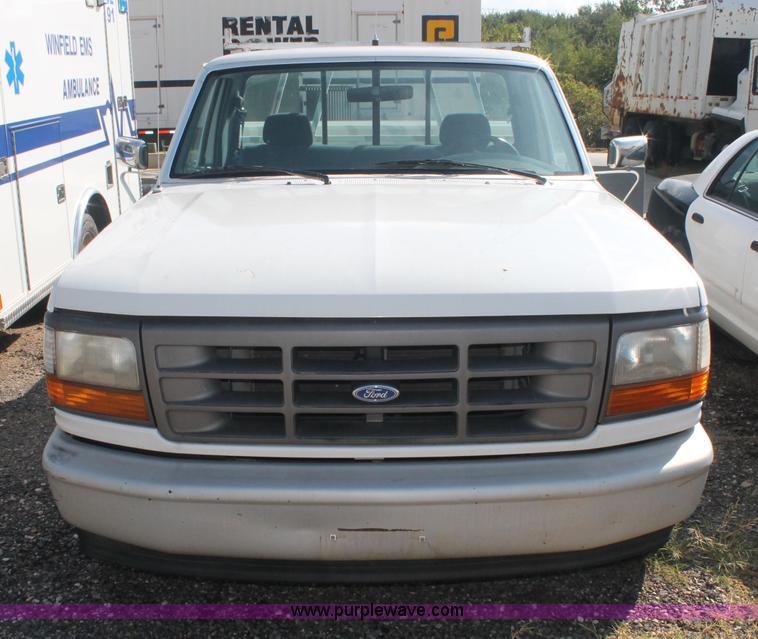 image for item AJ9305 1994 Ford F150 XL pickup truck