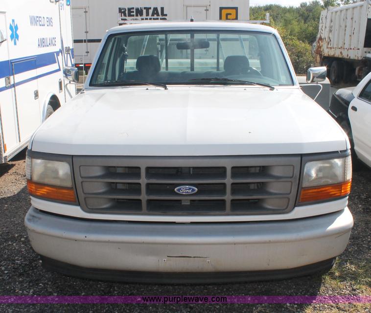 image for item AJ9305 1994 Ford F150 XL pickup truck