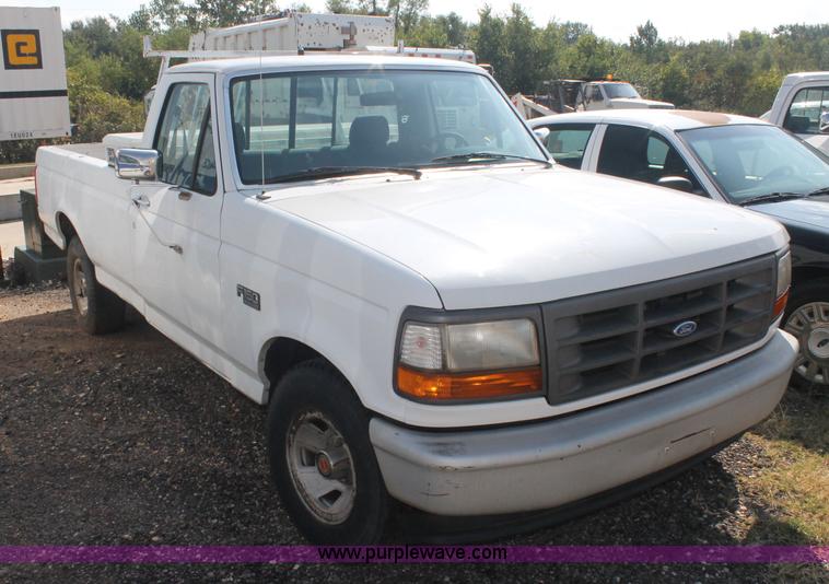 image for item AJ9305 1994 Ford F150 XL pickup truck