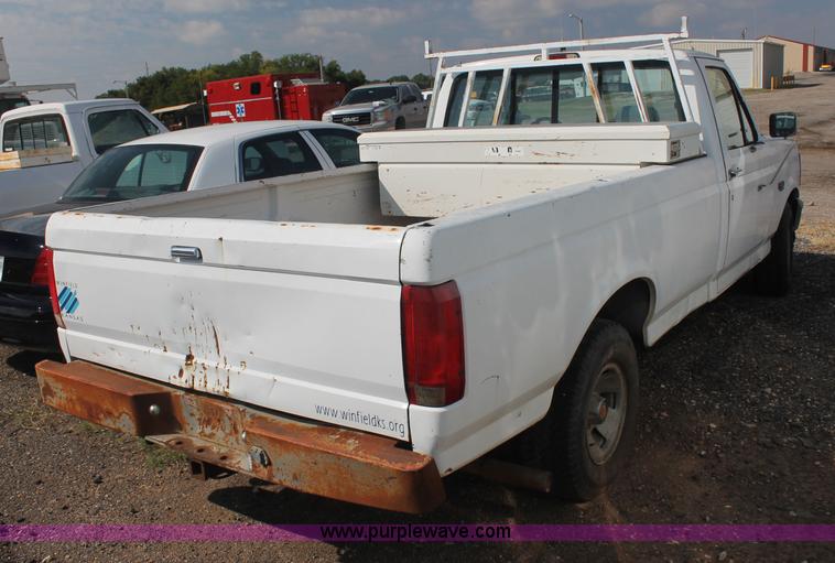 image for item AJ9305 1994 Ford F150 XL pickup truck