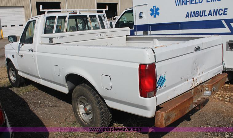 image for item AJ9305 1994 Ford F150 XL pickup truck