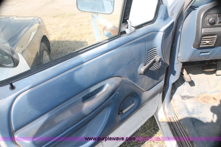 image for item AJ9305 1994 Ford F150 XL pickup truck