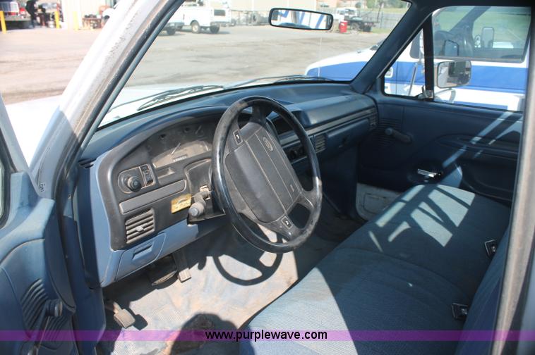 image for item AJ9305 1994 Ford F150 XL pickup truck