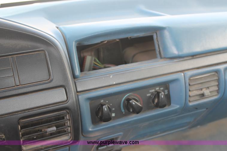 image for item AJ9305 1994 Ford F150 XL pickup truck