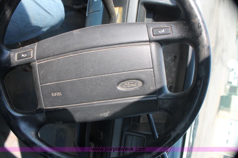 image for item AJ9305 1994 Ford F150 XL pickup truck