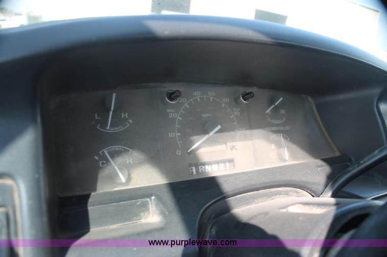 image for item AJ9305 1994 Ford F150 XL pickup truck