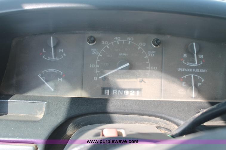 image for item AJ9305 1994 Ford F150 XL pickup truck