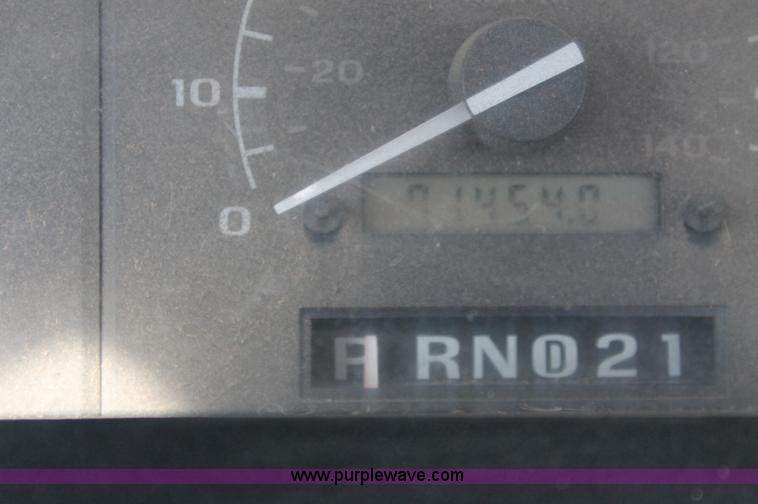 image for item AJ9305 1994 Ford F150 XL pickup truck