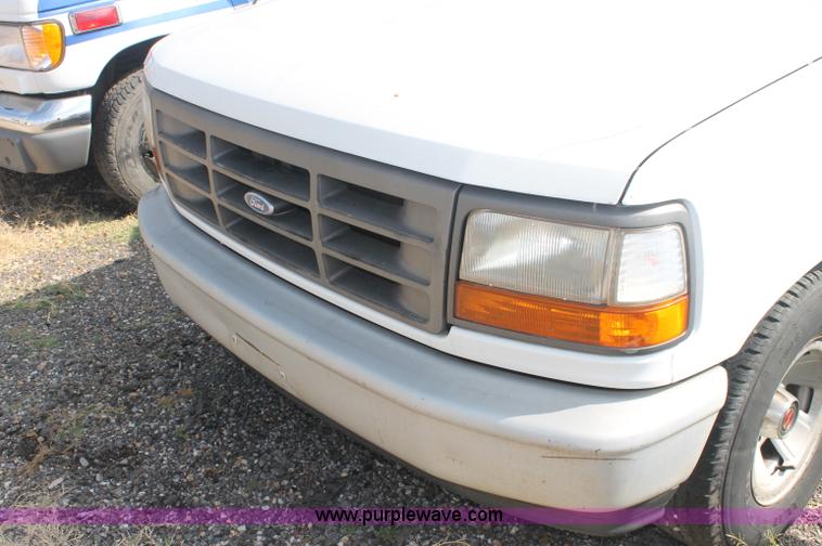 image for item AJ9305 1994 Ford F150 XL pickup truck